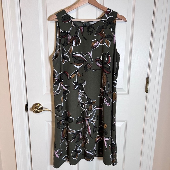 Halogen Dark Green Floral Shift Dress Size Large Spring Resort Travel Neutral - Picture 1 of 3